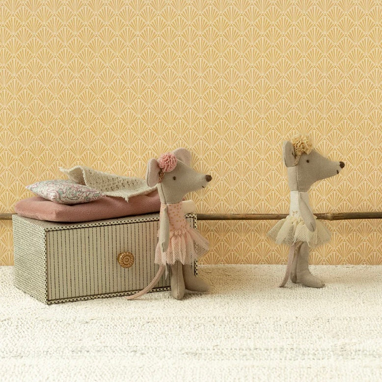 Maileg Dance Mouse in a daybed - Little Sister