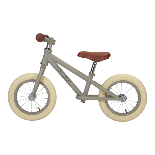 This balance bike by Little Dutch is a great first bike for children aged 2 and up. Neutral in its design and high quality.